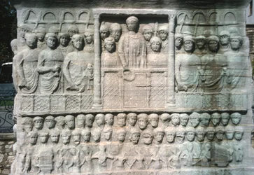 Relieff på bunnen av Obelisken til Theodosius I (347-395) også kjent som Obelisken til Tuthmosis III, fra Karnak (marmor)